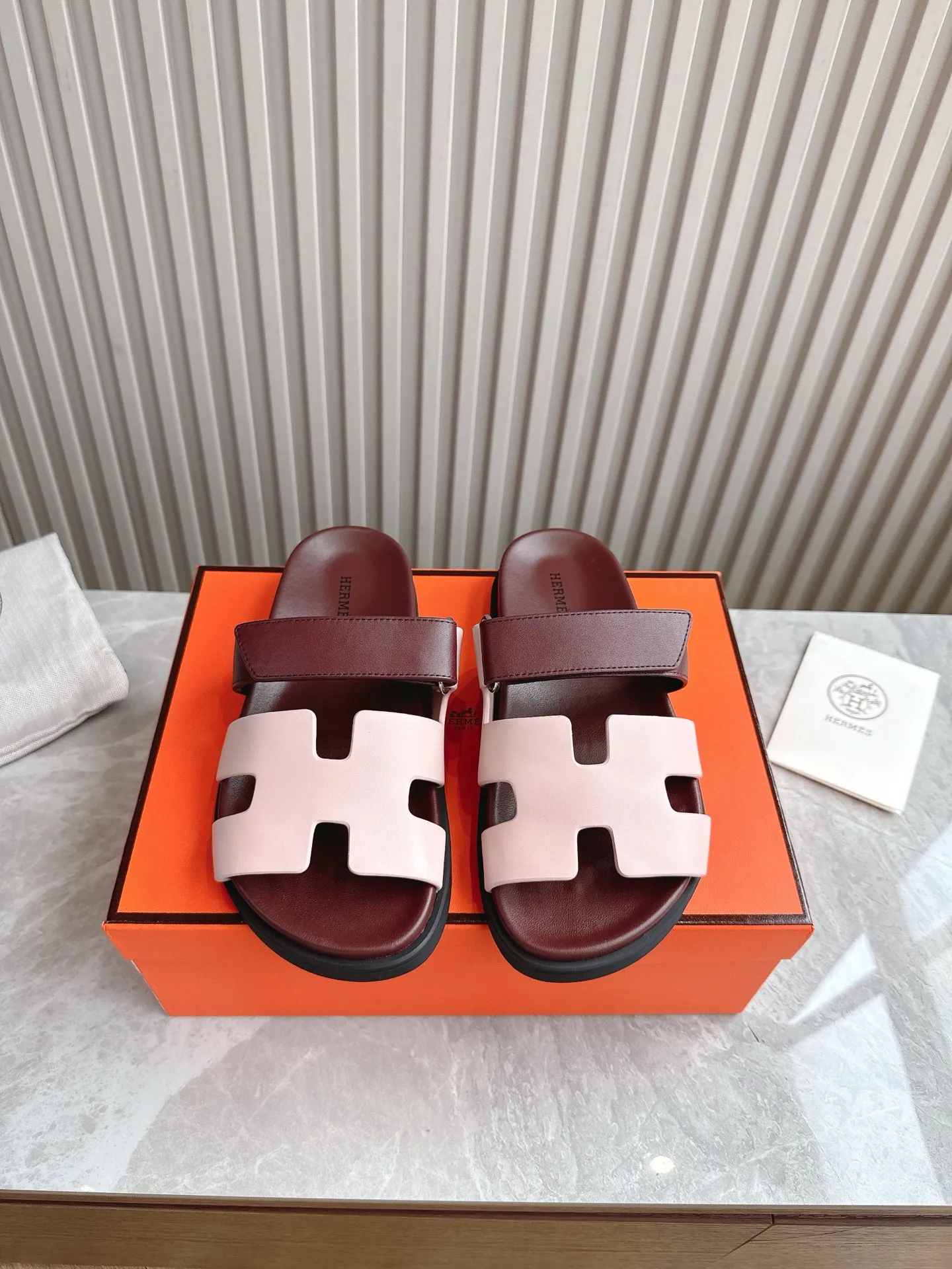p480🐮🐮Couple model (top version) H family 2024 spring and summer new style HERMES Hermes' recently popular couple model pig nose angle sandals and slippers, paired with various colorful socks, popular. Upper: imported original deerskin (the genuine leather edging is not ordinary super migration). Lining: imported genuine leather. Outsole: Tpu non-slip and wear-resistant outsole. Size: Female 35-42 (40/42 non-returnable and non-exchangeable) Male size: 39-45 (45 non-refundable and non-exchangeable)